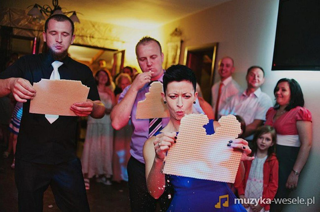 Goście weselni w trakcie zabawy