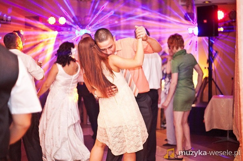 Zabawa weselna - tańczące pary 