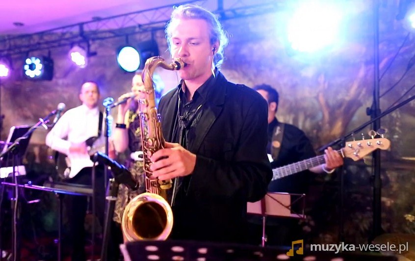 muzyk weselny z Poznania gra na saksofonie w trakcie przyjęcia 